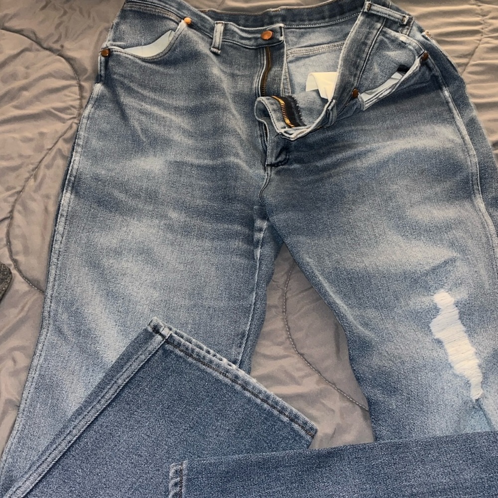 Men’s size 38x34 wrangler distressed jeans